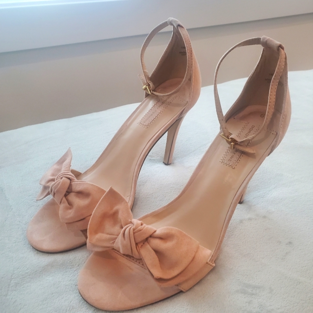Nude bow heels